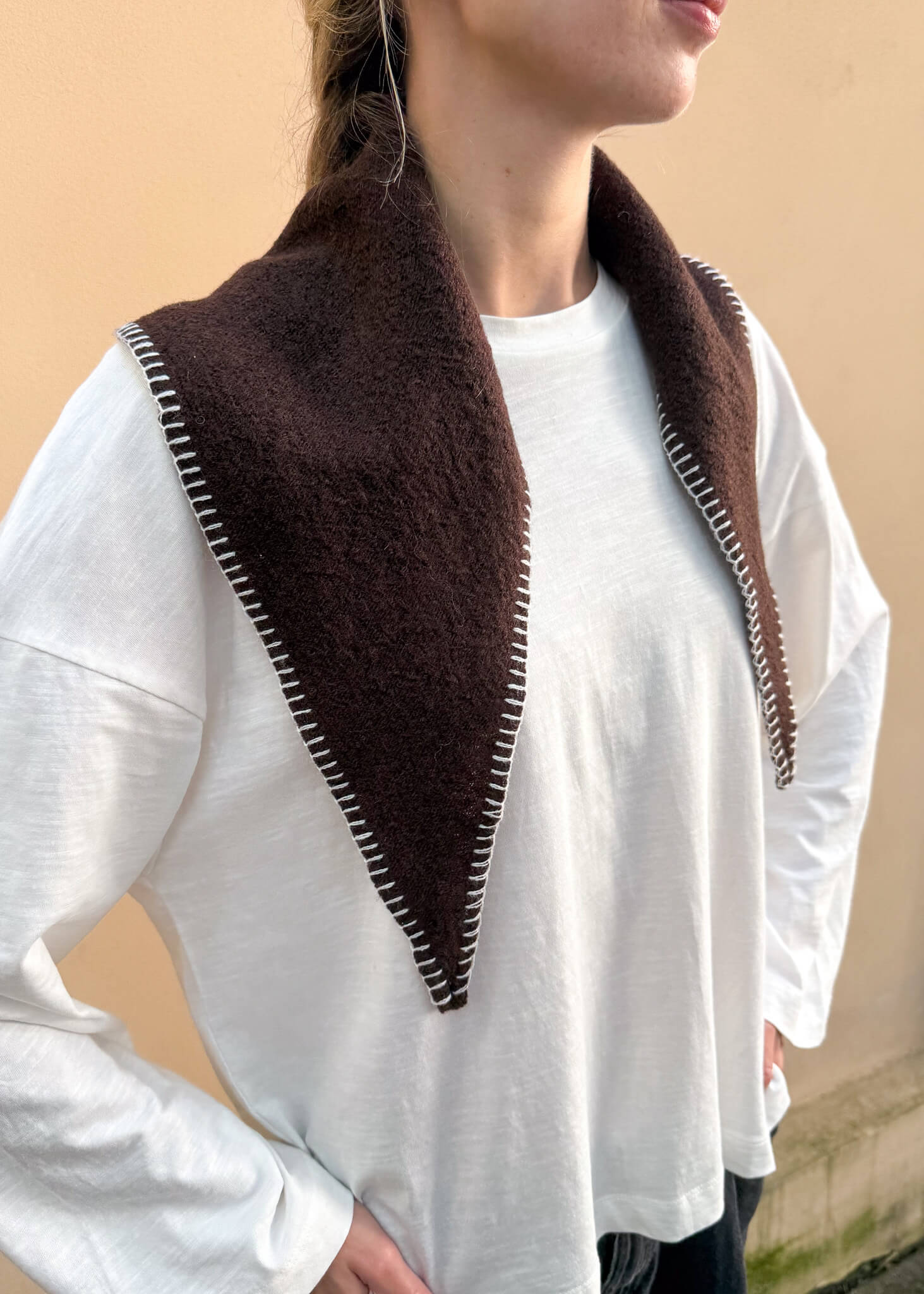 Uniwersalna bandana ASIDE Emi brązowa – wełniana, ręcznie obszywana.