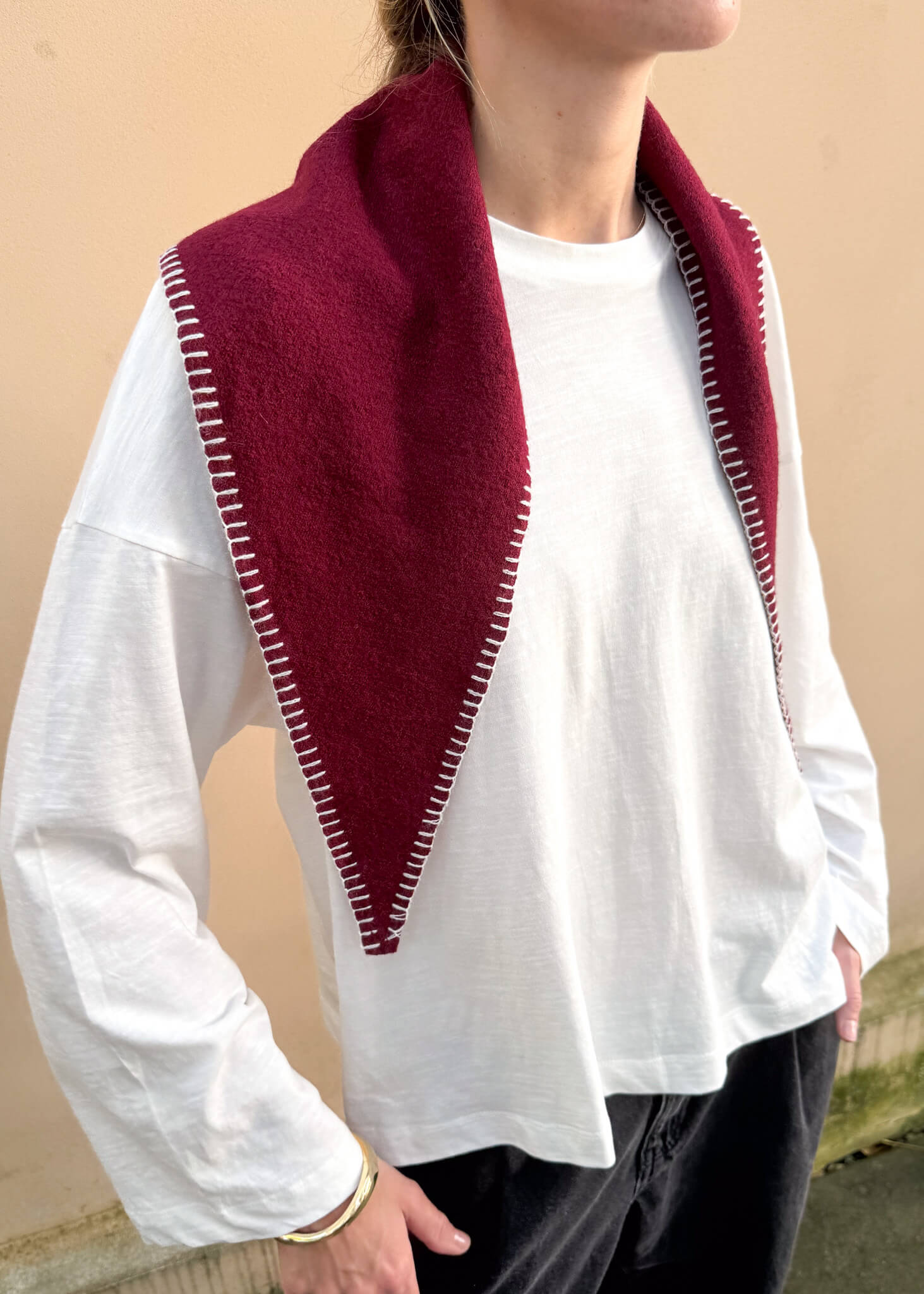 Uniwersalna bandana ASIDE Emi burgundowa – wełniana, ręcznie obszywana.