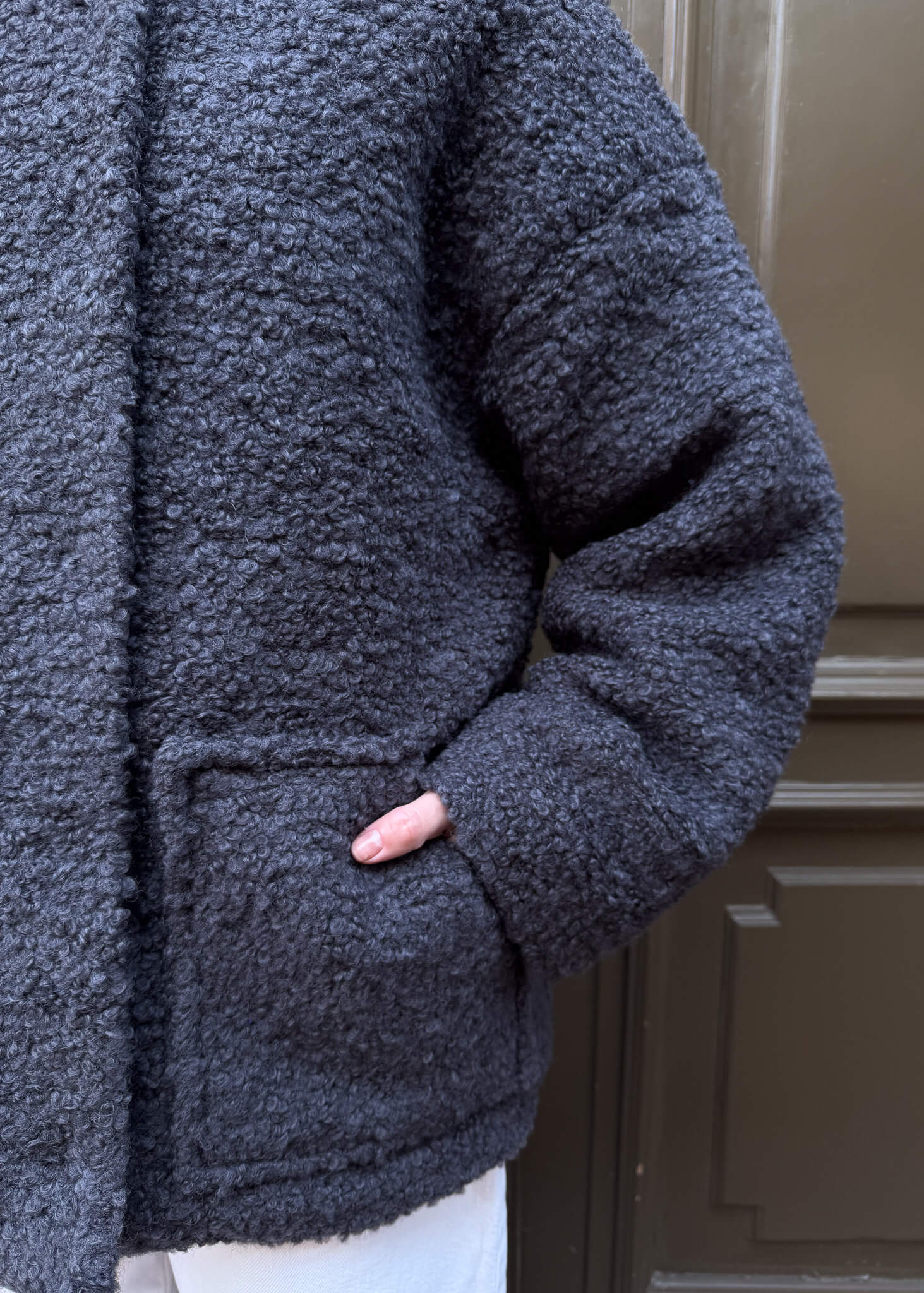 Szara kurtka damska ASIDE z wełny, o luźnym fasonie Fluffy z dużymi kieszeniami.
