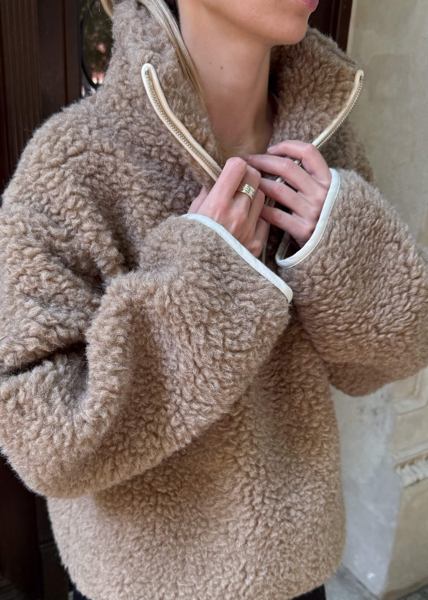 Widok bluzy Teddy Merino z profilu, duży kołnierz i kontrastowa lamówka