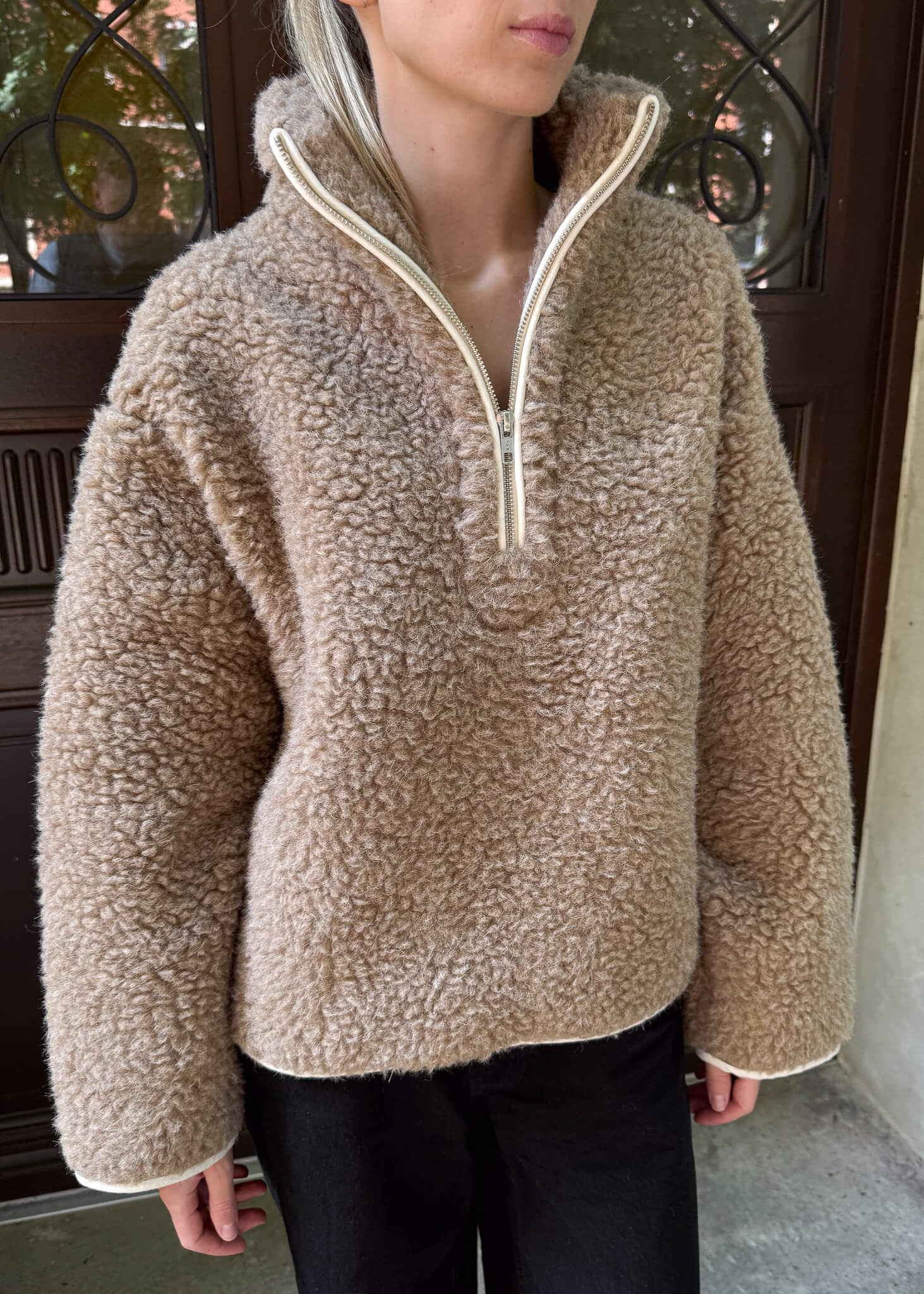 Beżowa bluza Teddy Merino z dużym kołnierzem zapinanym na zamek