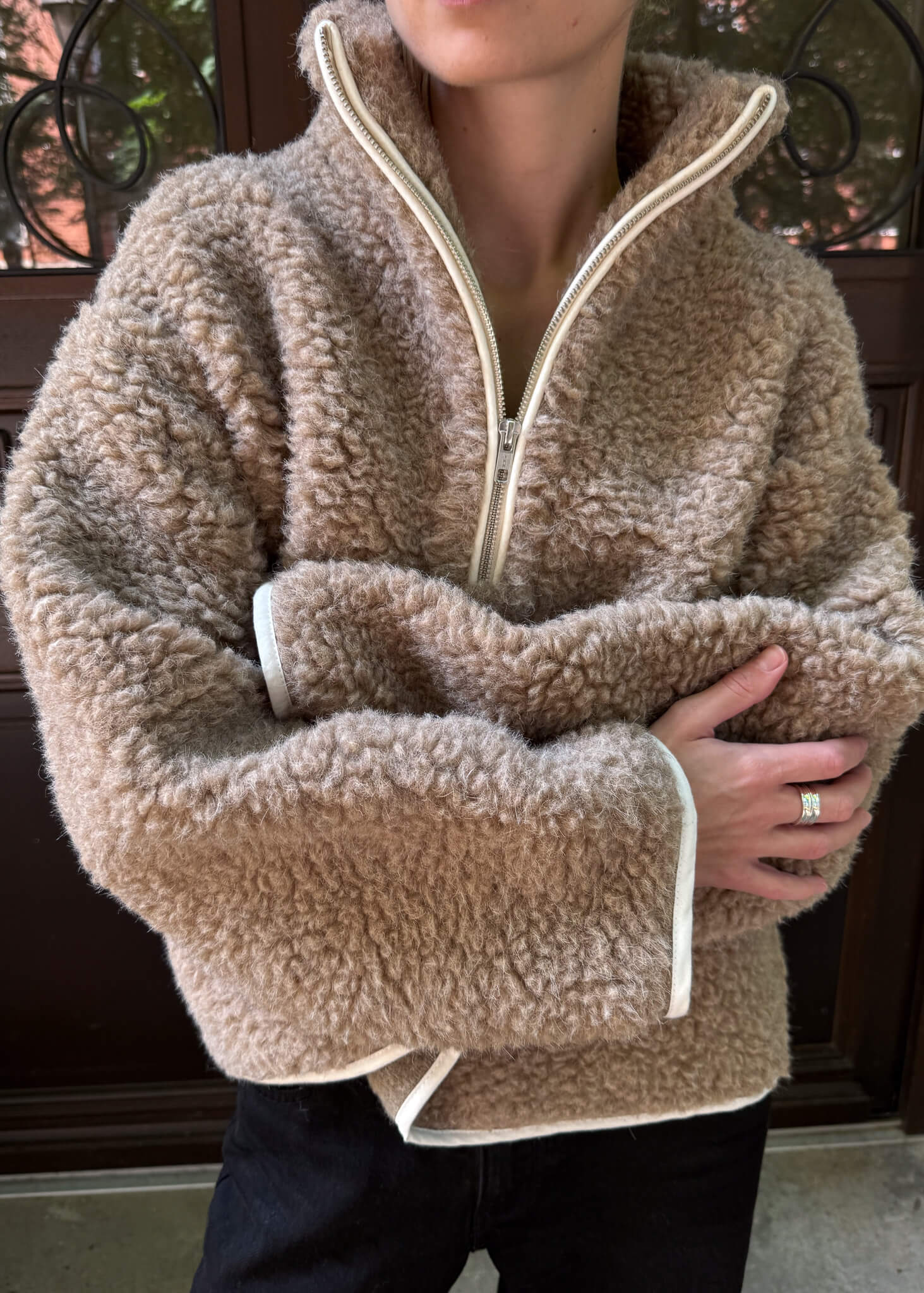 strukturalny materiał wełniany bluzy Teddy Merino w świetle dziennym
