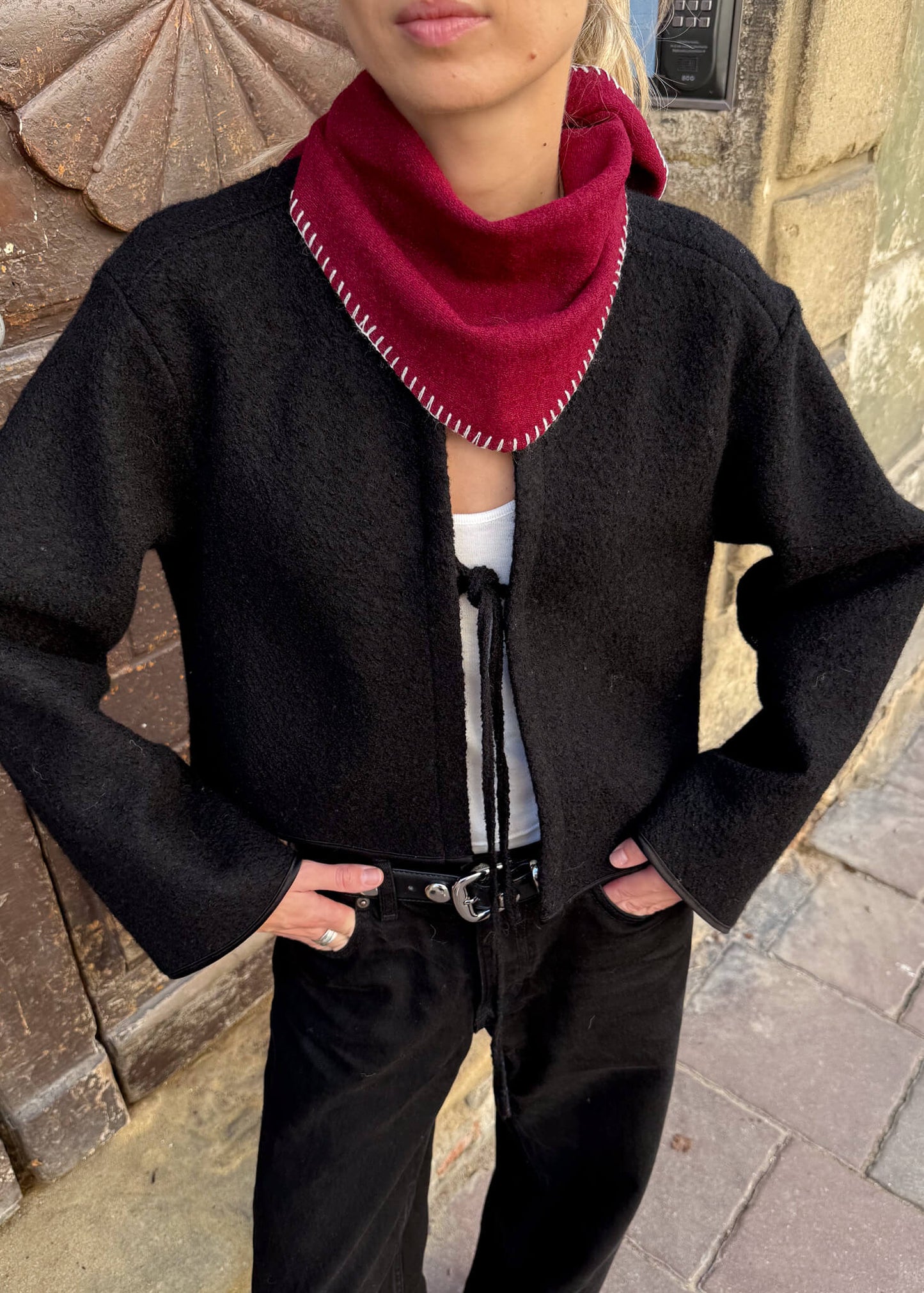 Stylizacja z bandaną Emi burgundową zawiązaną na szyi i wełnianą marynarka Gigi.