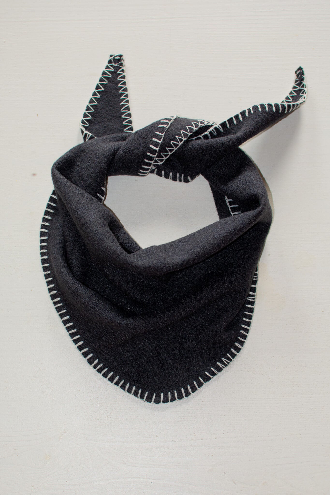 Bandana Emi w kolorze szarym z kontrastowym obszyciem
