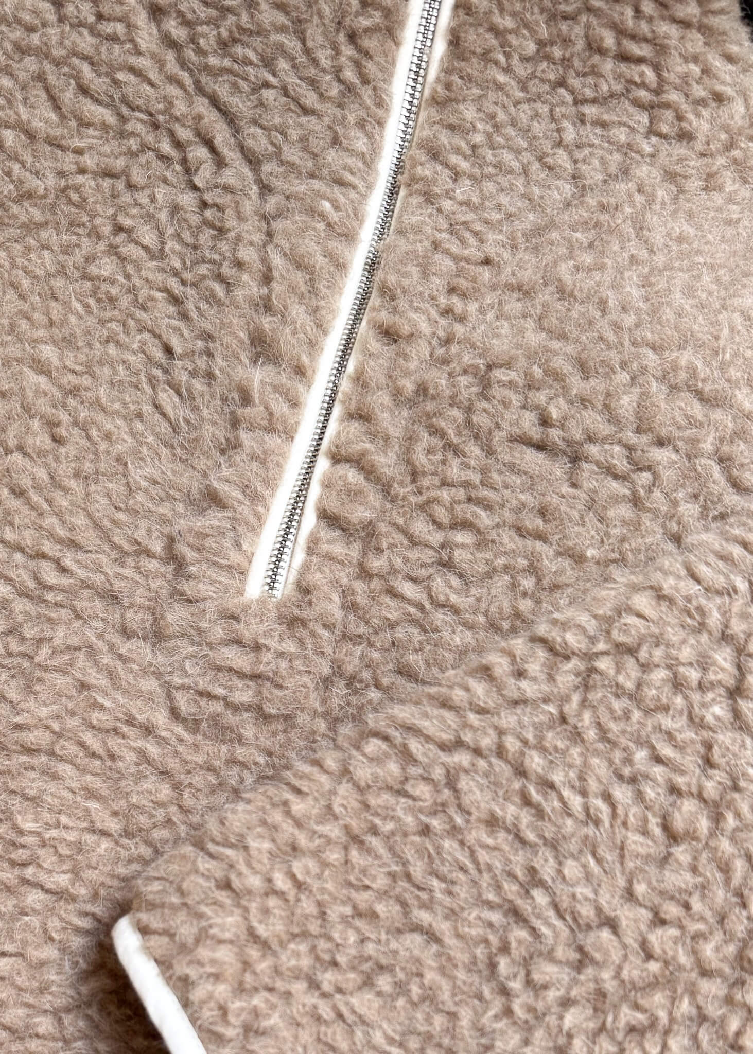 Zbliżenie na strukturę wełny i detali bluzy Teddy Merino – miękka wełna merino