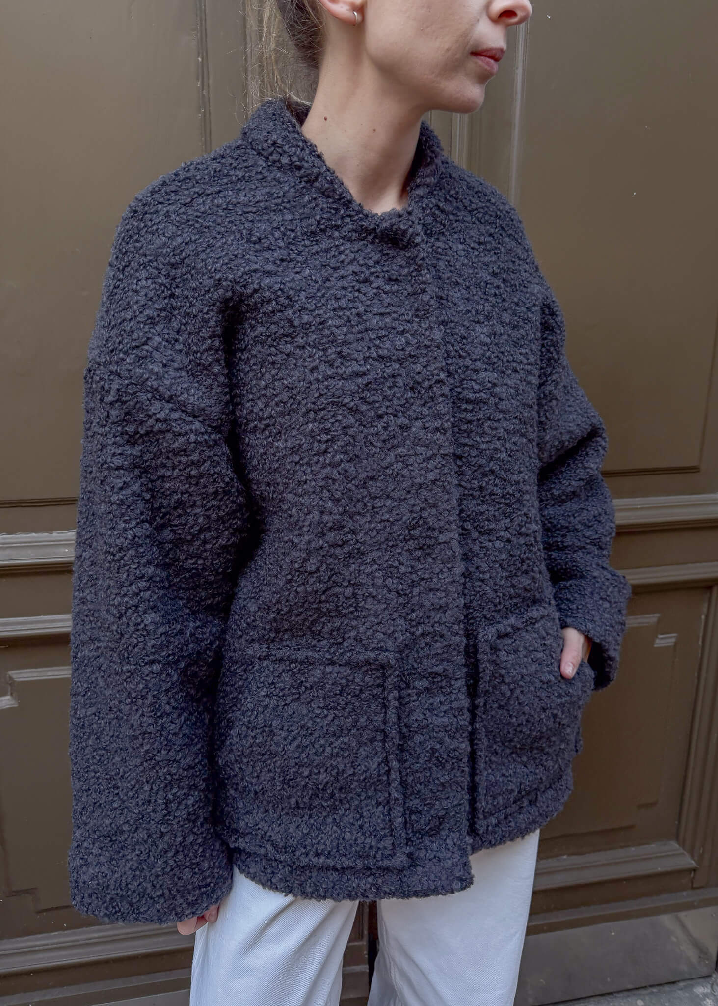 Szara kurtka wełniana ASIDE Fluffy, o luźnym, oversize’owym kroju, idealna na jesień i zimę.