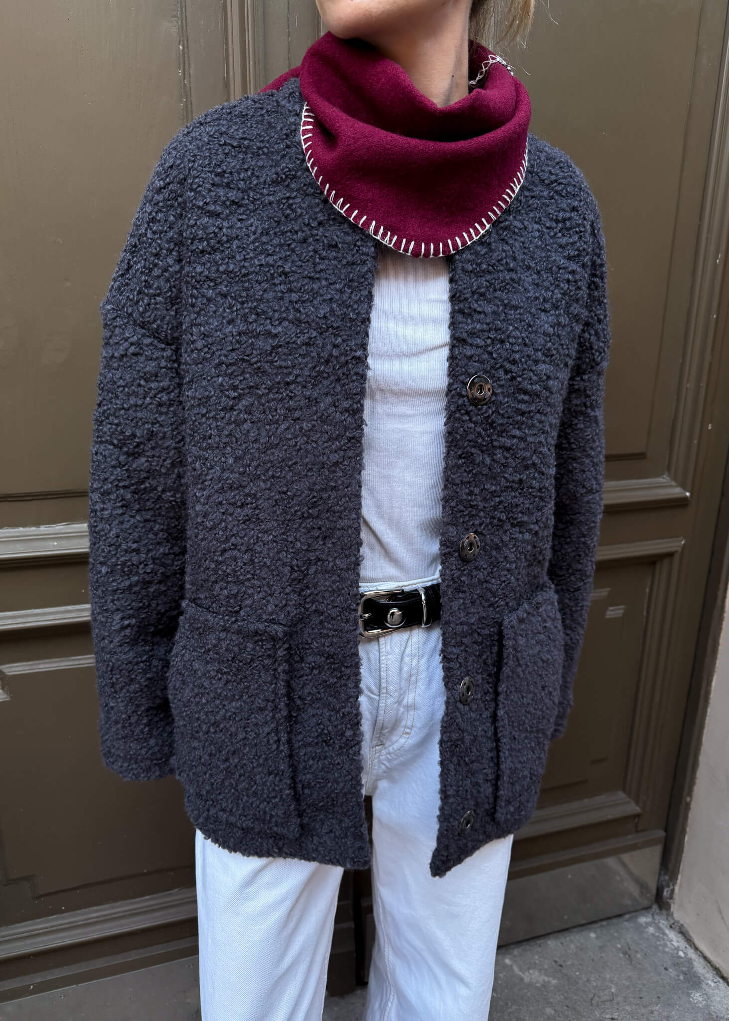 Stylowa kurtka ASIDE Fluffy – oversize, szara, wykonana z ciepłej wełny, z praktycznymi kieszeniami.