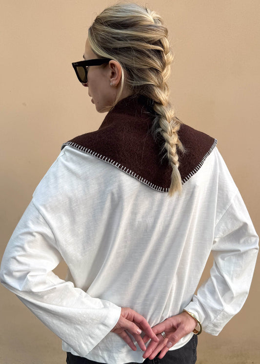 Bandana ASIDE Emi brązowa z wełny, ręcznie obszywana kontrastową nitką, widok z tyłu.