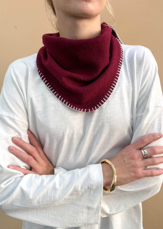 Stylizacja z burgundową bandaną ASIDE Emi noszoną na szyi.