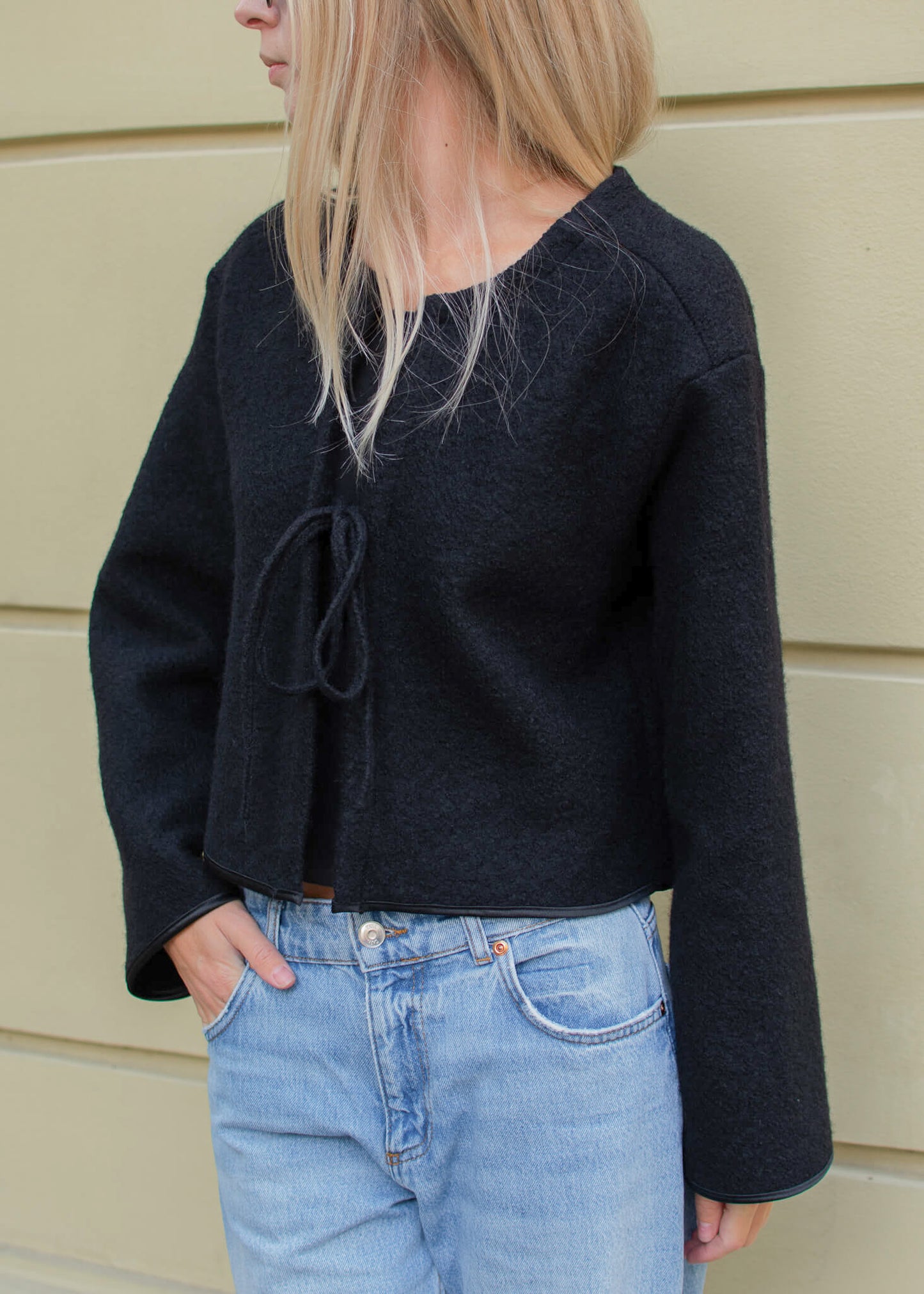 Minimalistyczna marynarka ASIDE GIGI z wełny, czarna, wiązana.