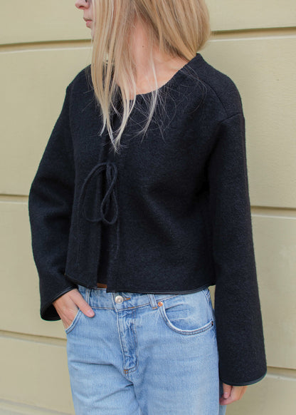 Minimalistyczna marynarka ASIDE GIGI z wełny, czarna, wiązana.