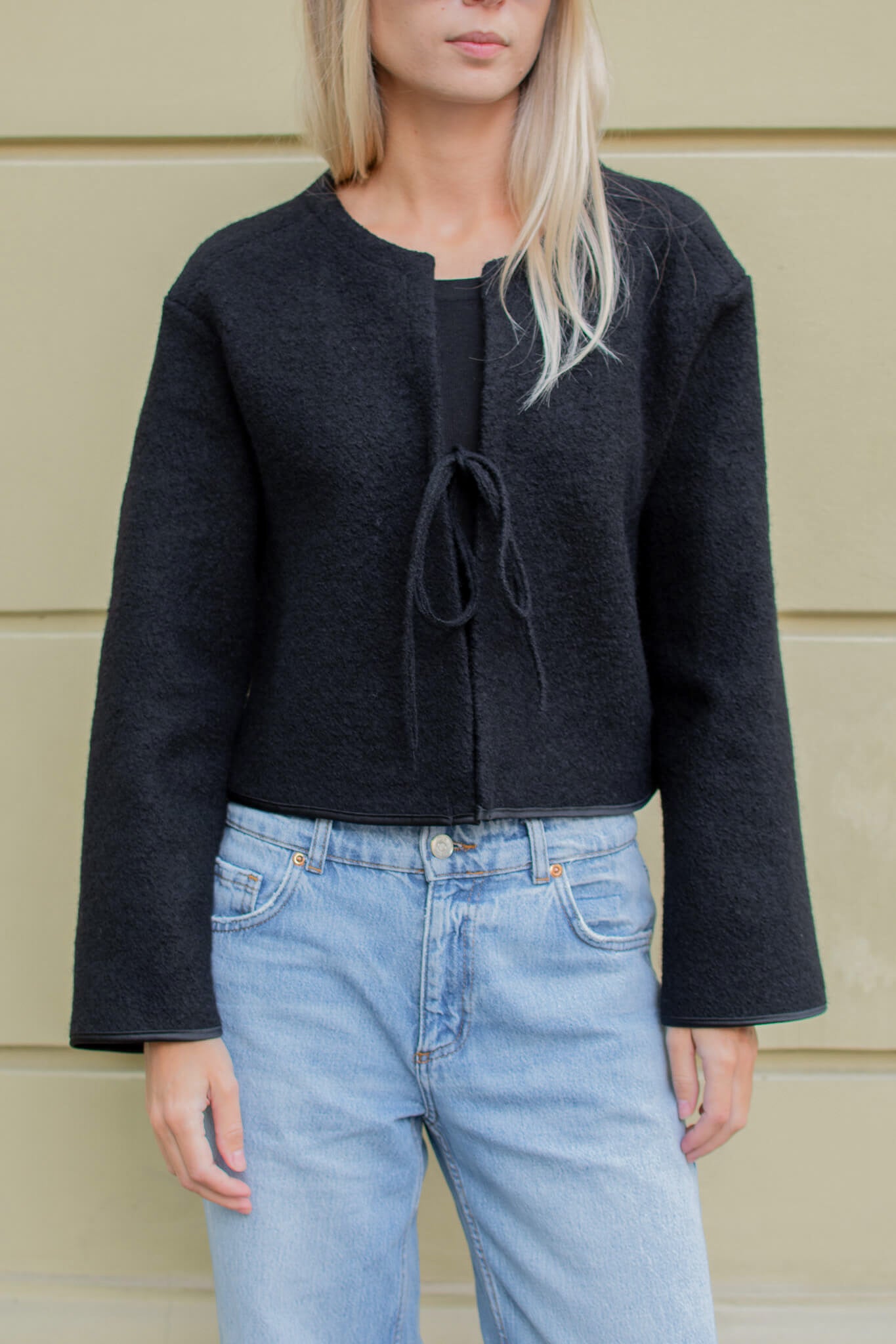 Marynarka ASIDE GIGI czarna, wełniana, wiązana w pasie, widok z przodu.