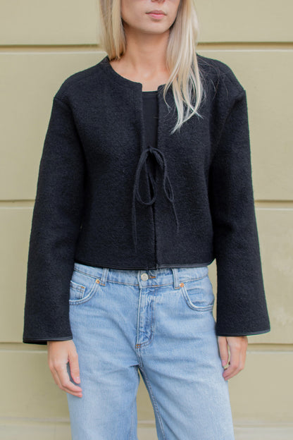 Marynarka ASIDE GIGI czarna, wełniana, wiązana w pasie, widok z przodu.