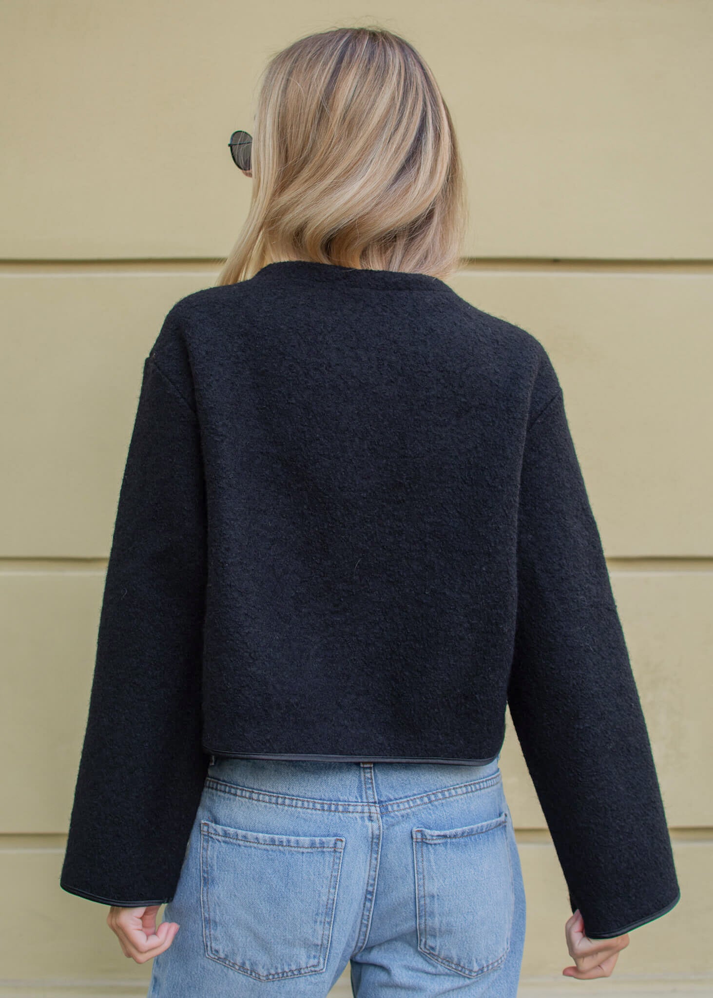 Marynarka ASIDE GIGI z wełny, czarna, wiązana, widok z tyłu.