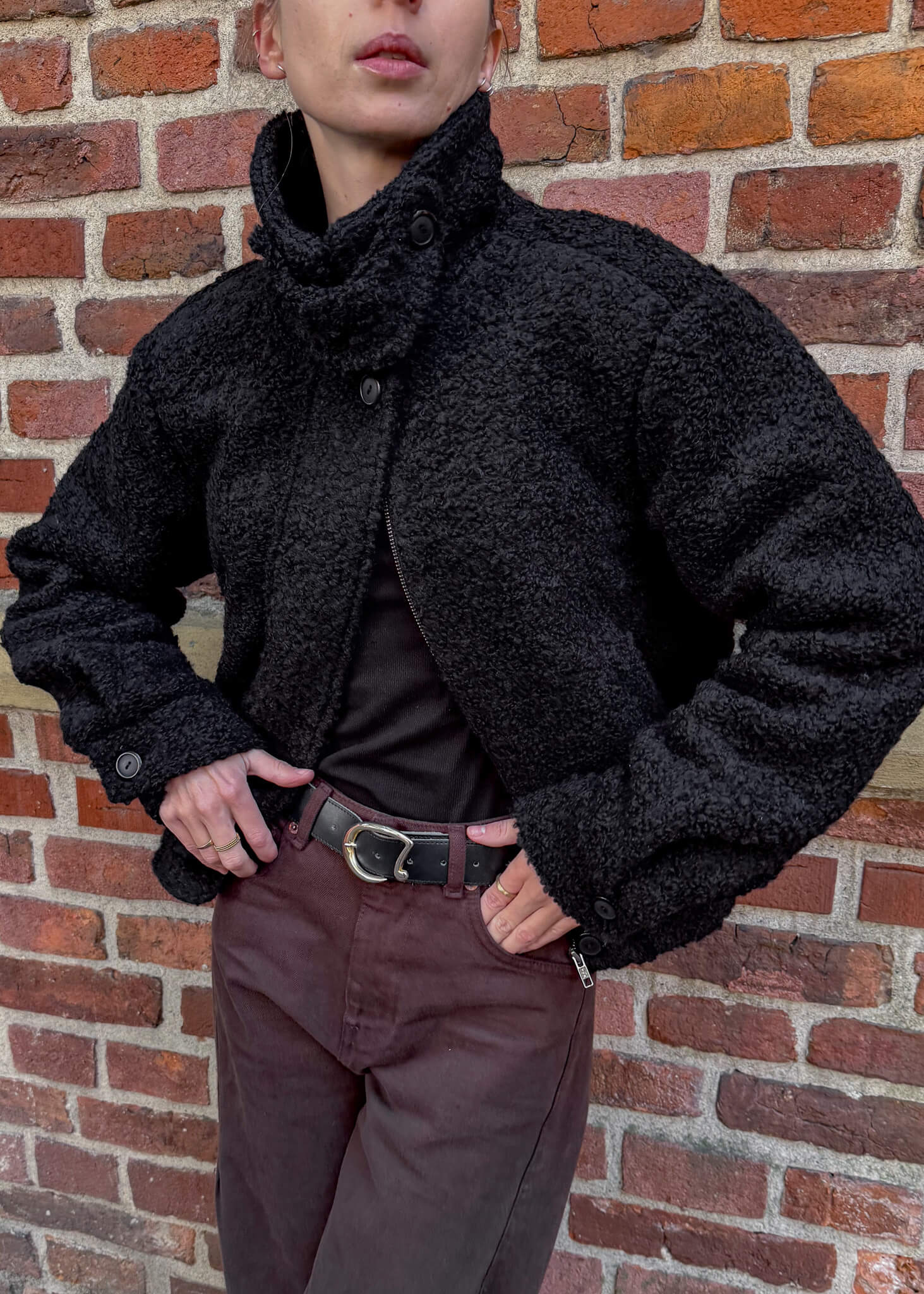 Czarna kurtka Harper z naturalnej wełny, strukturalny materiał, kołnierz i zapięcie na zamek.