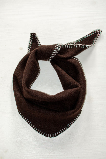 Bandana Emi w kolorze czekoladowy brąz z kontrastowym obszyciem