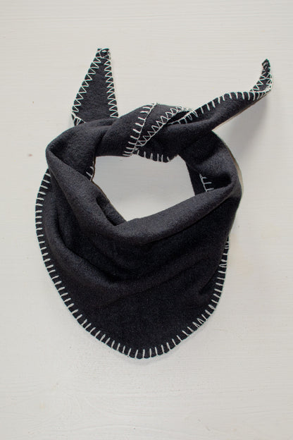 Bandana Emi w kolorze szarym z kontrastowym obszyciem