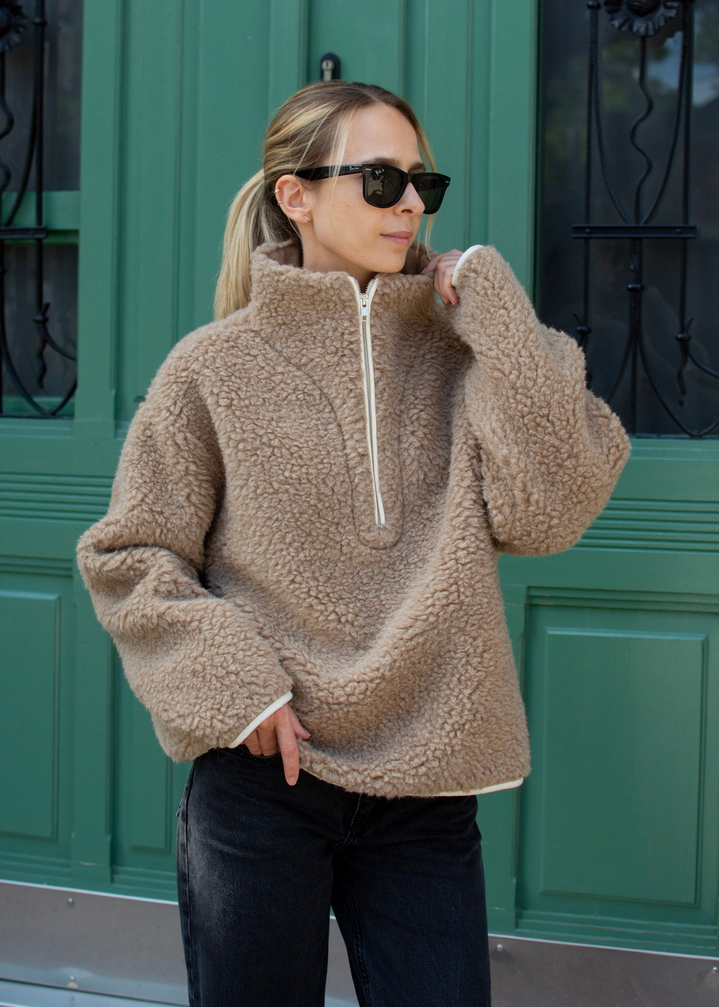 Bluza Teddy Aside z wełny merino na modelce.