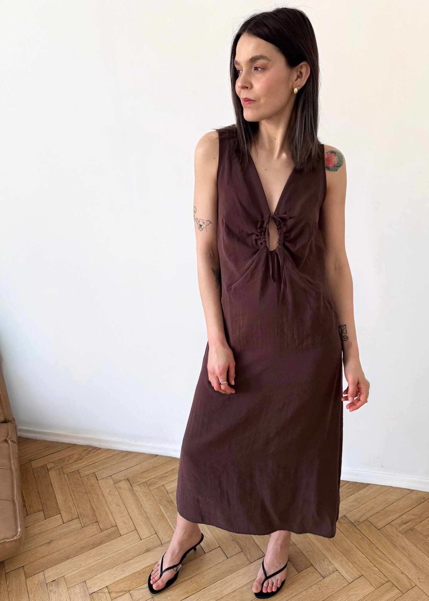 Minimalistyczna brązowa sukienka maxi Willow ASIDE z modalu z ozdobnym wiązaniem