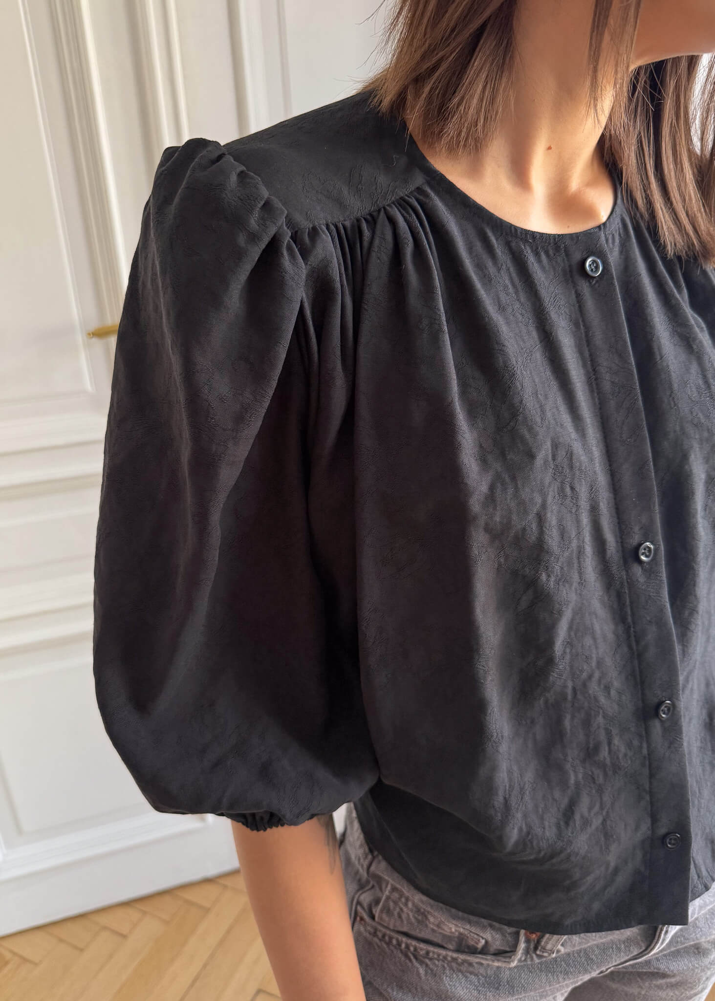 Koszula Nell ASIDE, czarna, z haftem i bufiastym rękawem 3/4.