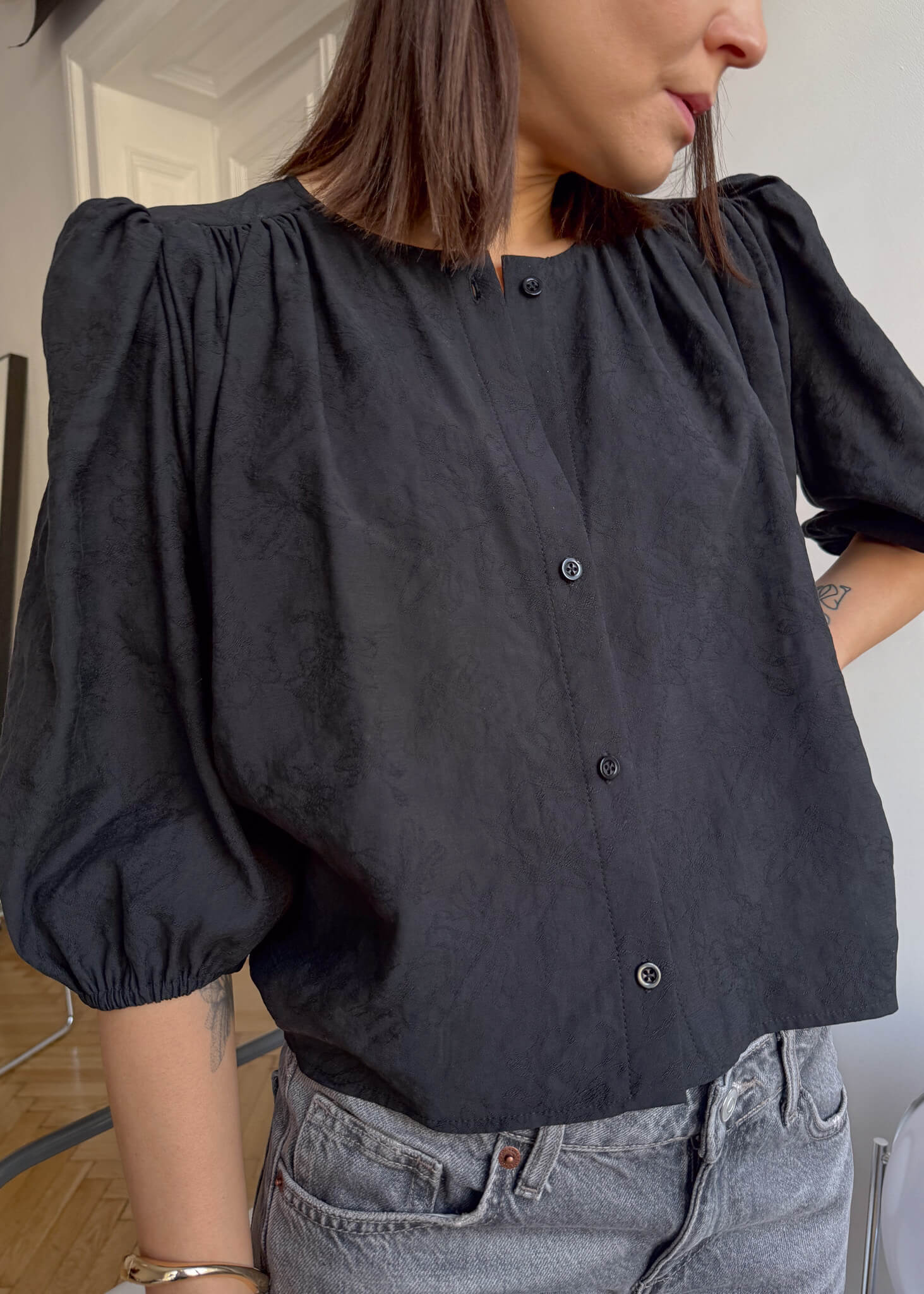 Koszula Nell ASIDE, detal marszczenia pod pachą z efektem „wody”, żakardowa tkanina.