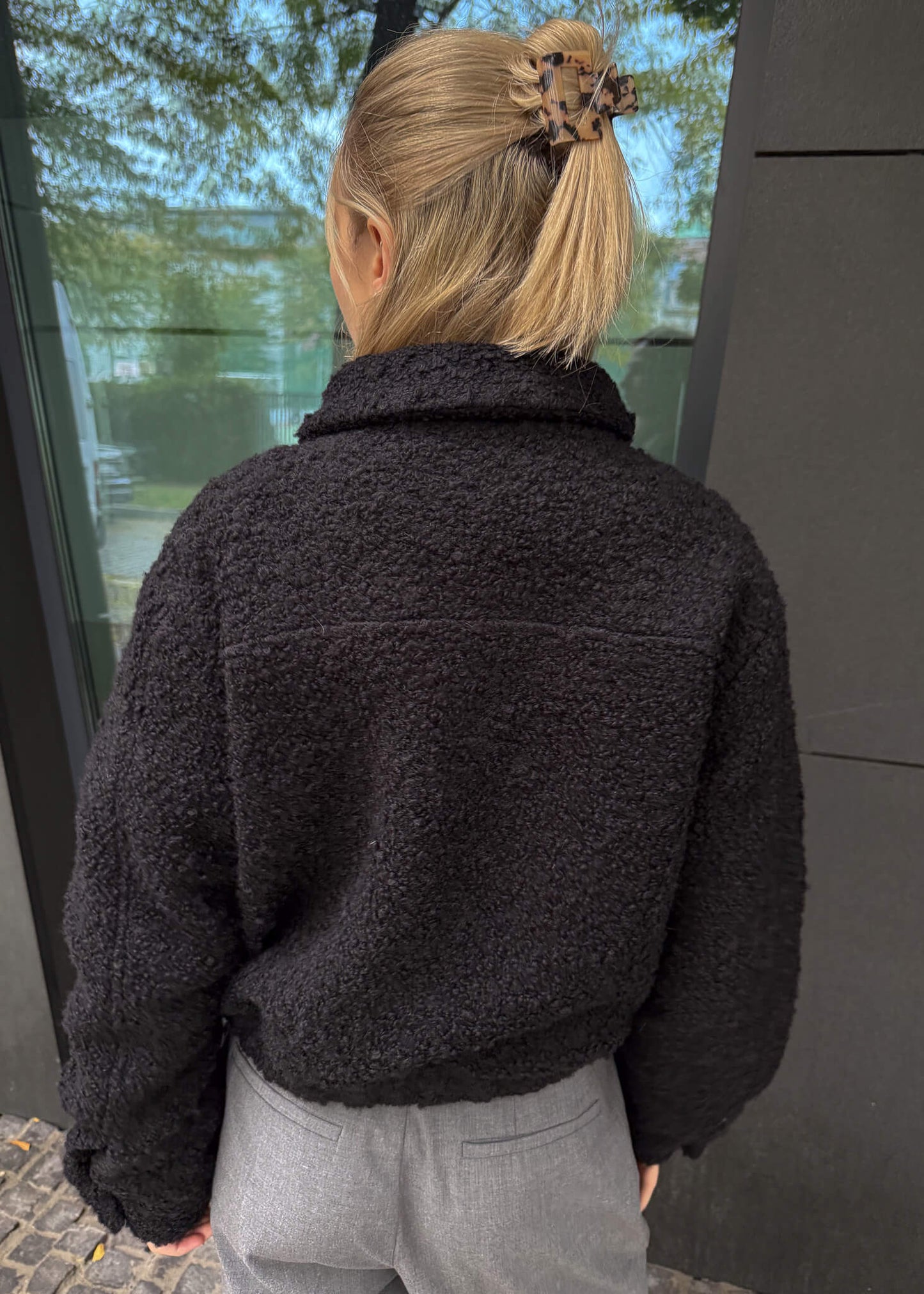 Stylowa kurtka ASIDE Harper, czarna, wełniana pilotka o wyrazistej fakturze materiału.