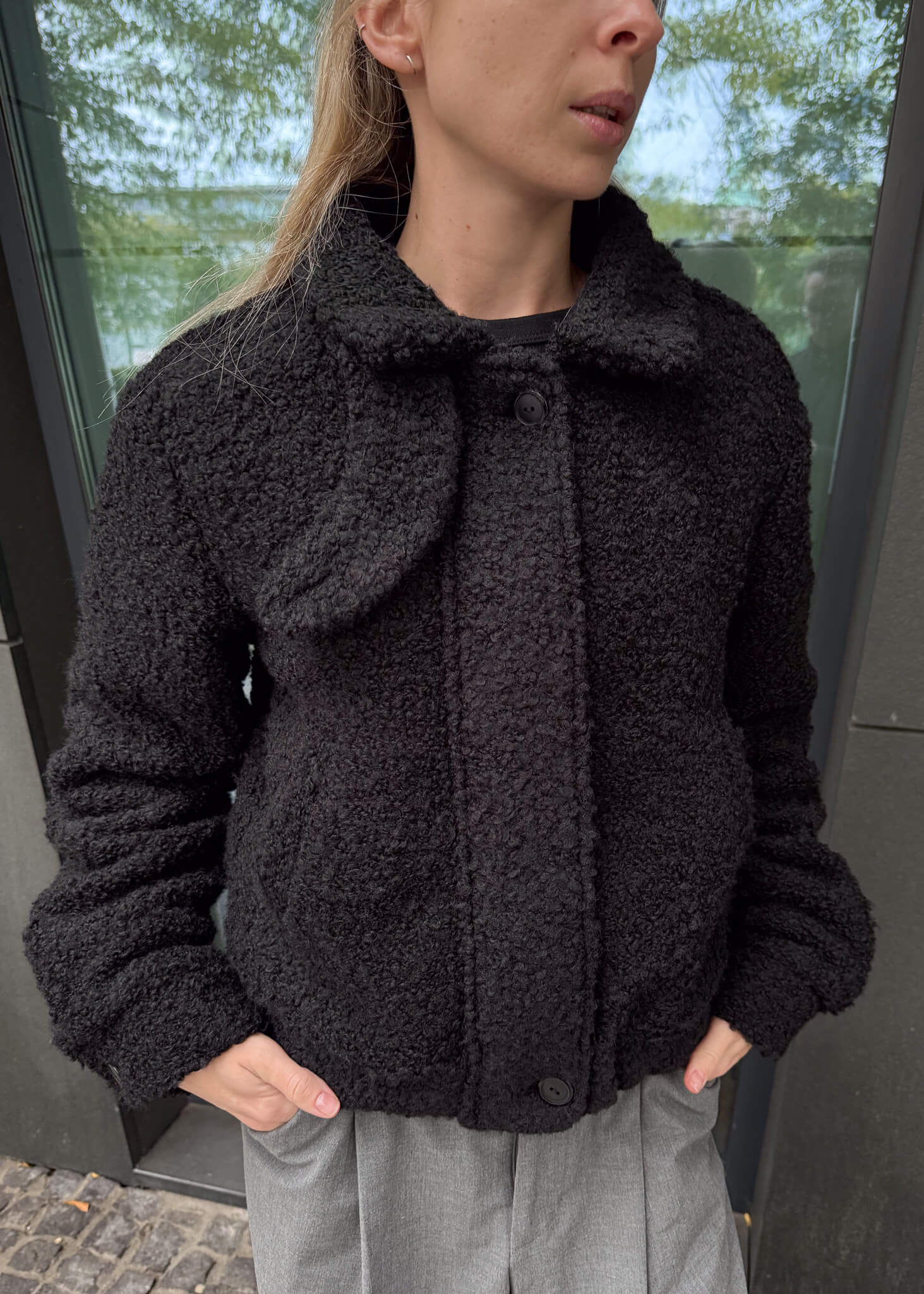 Ciepła, wełniana kurtka ASIDE Harper w kolorze czarnym, o fasonie pilotki, z kołnierzem i metalowym zamkiem.