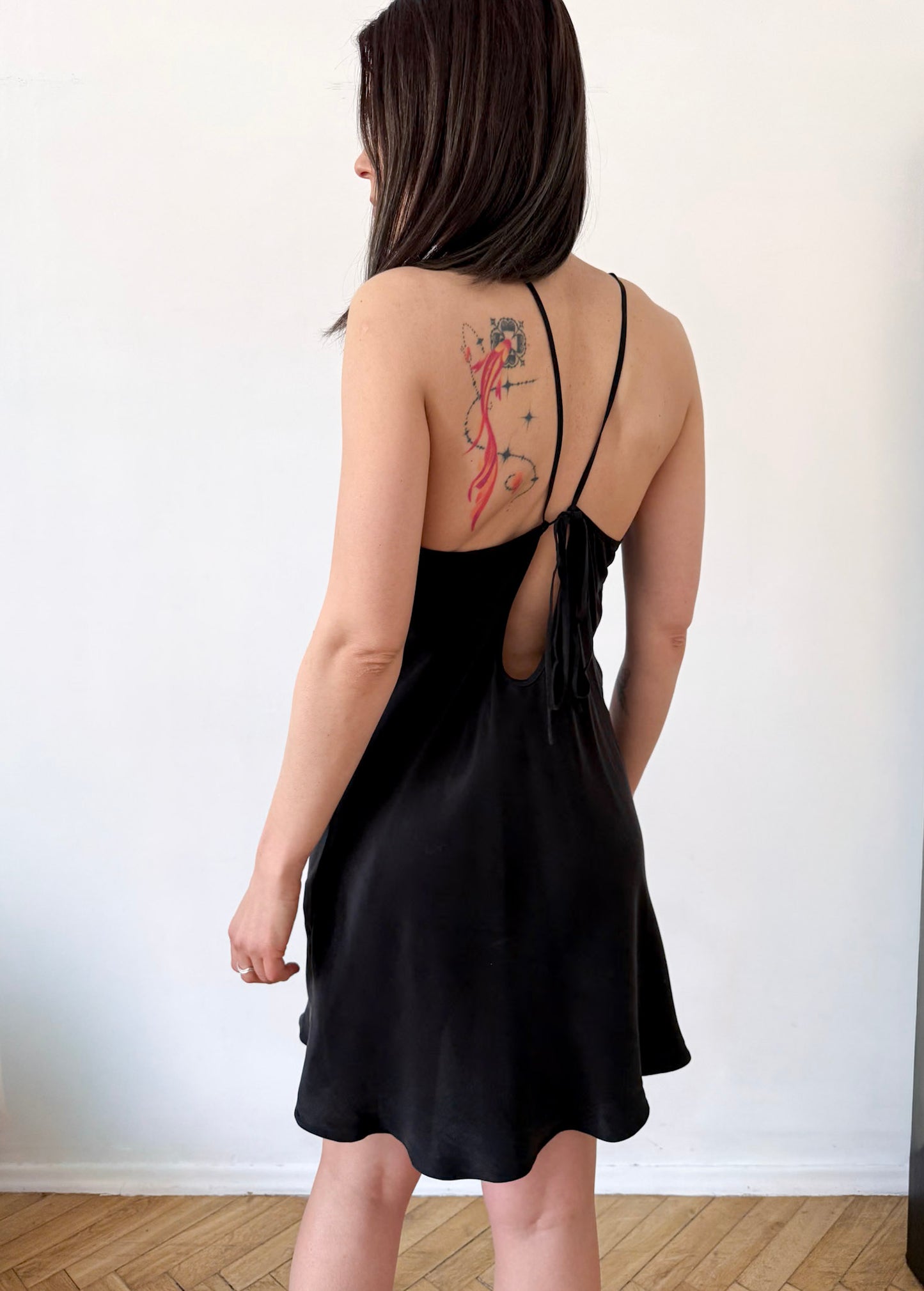 Czarna sukienka mini Luna ASIDE z odkrytymi plecami i wiązaniem