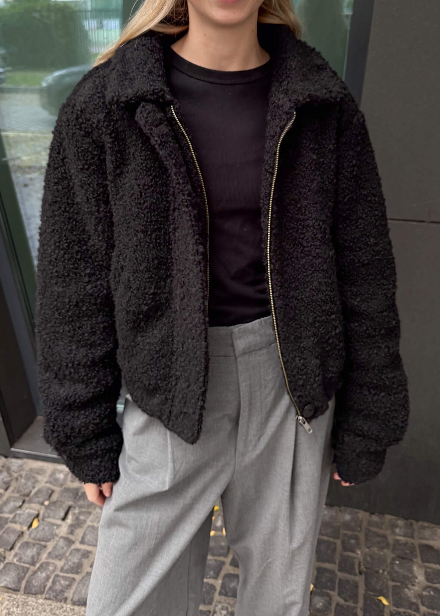 Czarna kurtka Harper z naturalnej wełny, strukturalny materiał, kołnierz i zapięcie na zamek.