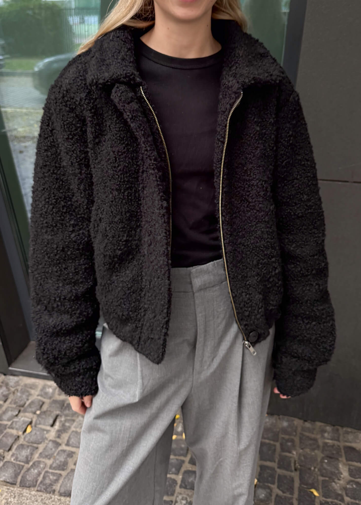 Czarna kurtka Harper z naturalnej wełny, strukturalny materiał, kołnierz i zapięcie na zamek.