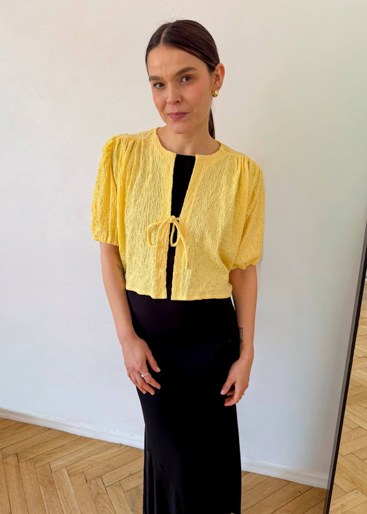 Żółta koszula boho Nell ASIDE z bufiastymi rękawami i wiązaniem na modelce