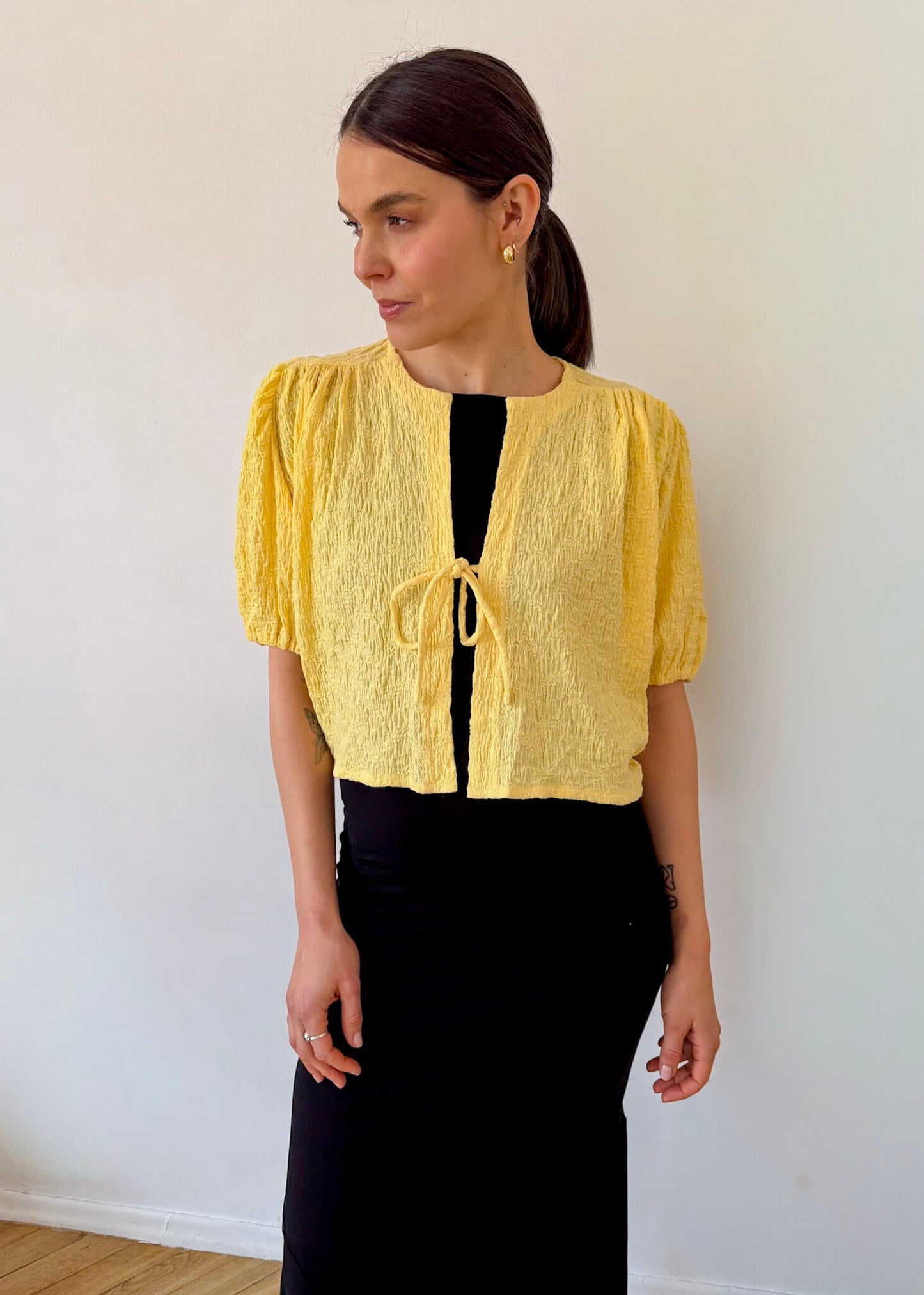 Żółta koszula Nell ASIDE z bufiastymi rękawami 3/4 z wiązaniem