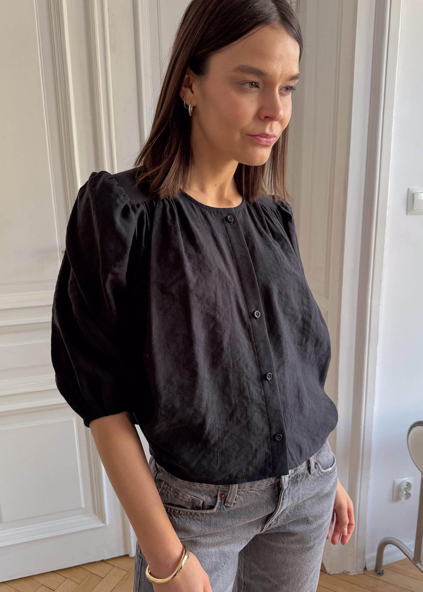 Koszula Nell ASIDE, detal marszczenia pod pachą z efektem „wody”, zapinana na guziki.