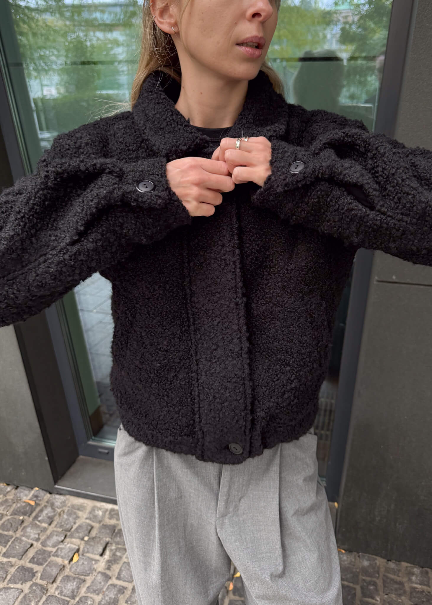 Kurtka Harper marki ASIDE – czarna, wełniana, o strukturalnym materiale, fason pilotka, zapinana na suwak.