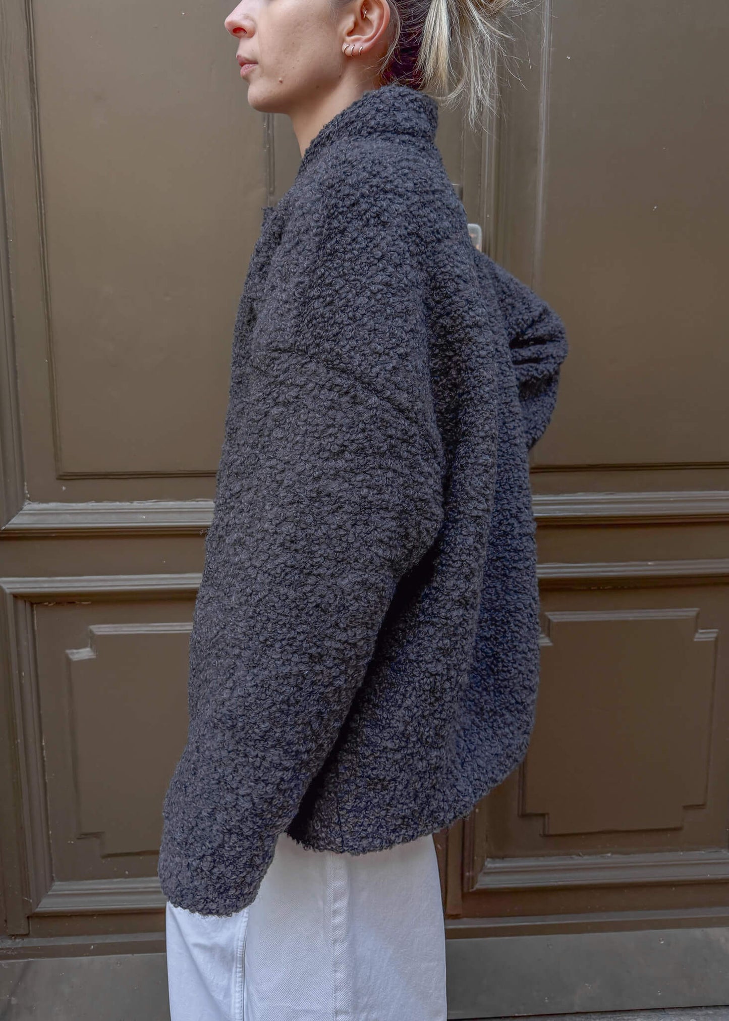 ASIDE Fluffy – klasyczna szara kurtka z naturalnej wełny, z prostym rękawem i wygodnym krojem oversize.