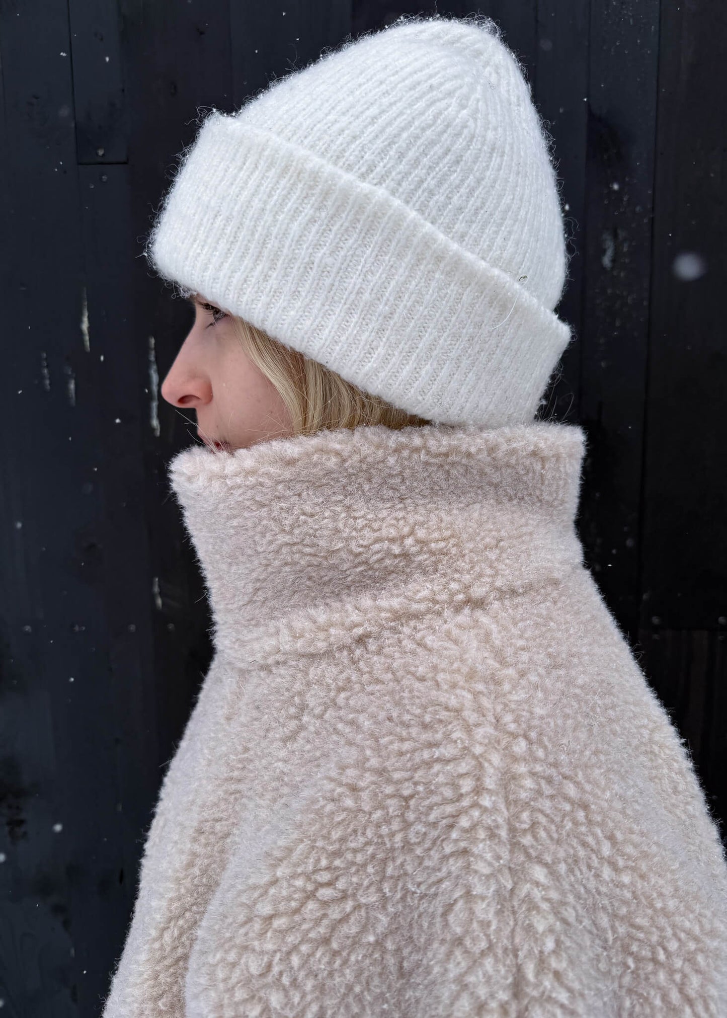 Wysoki kołnierz w beżowym wełnianym polarze Aside.