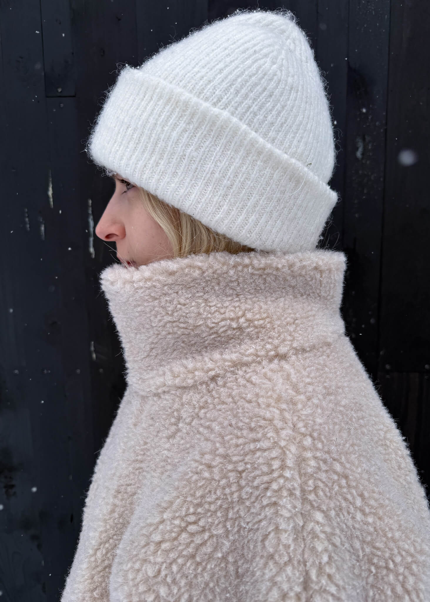 Wysoki kołnierz w beżowym wełnianym polarze Aside.