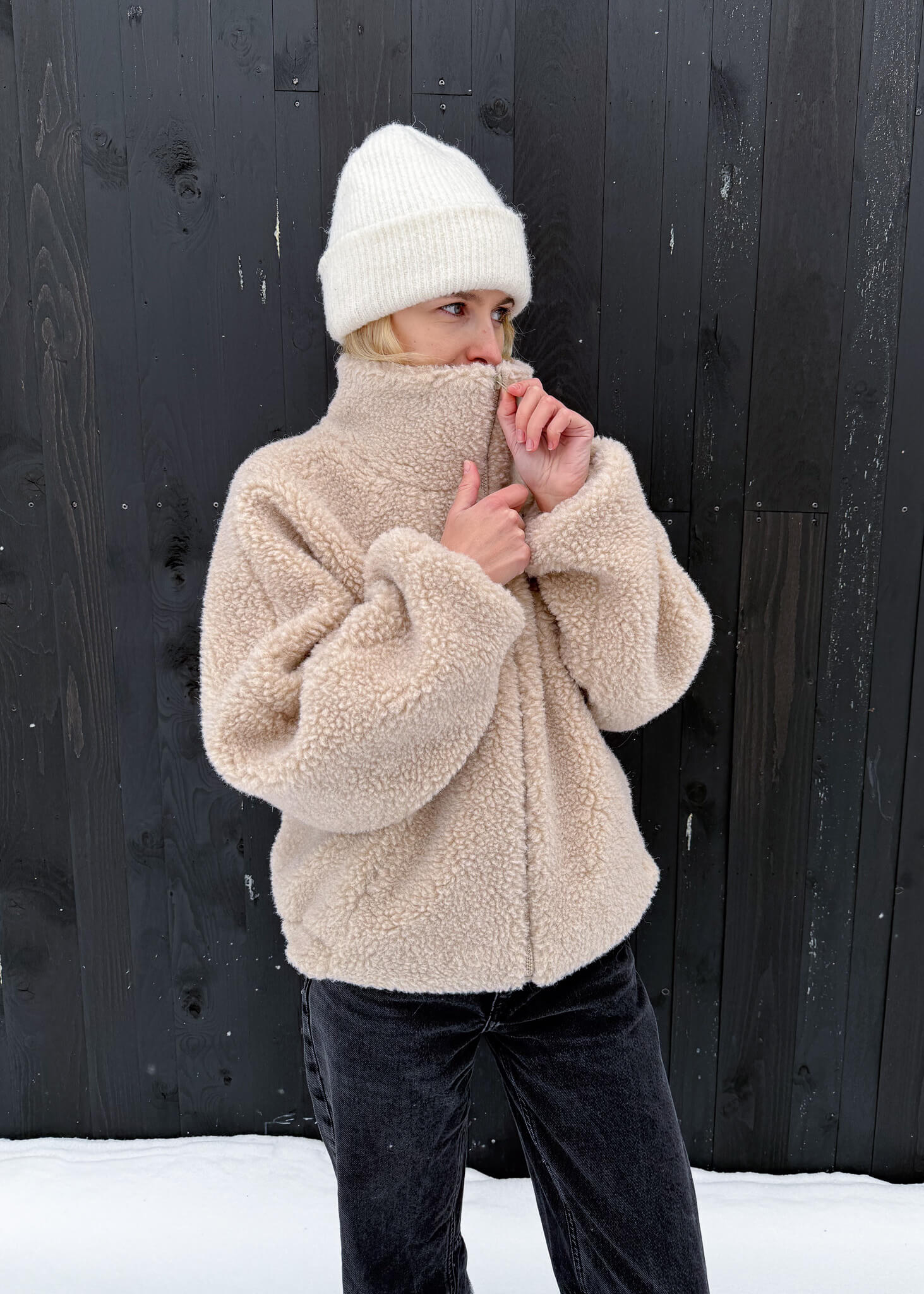 Aside, kurtka merino Lana w miejskiej zimowej stylizacji.