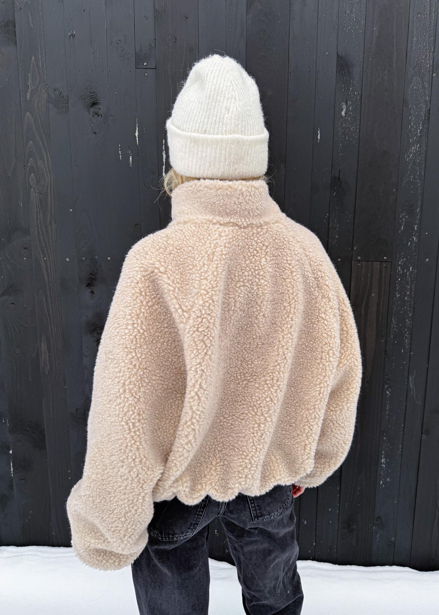 Tył beżowej kurtki  Lana, polar z wełny merino. Aside