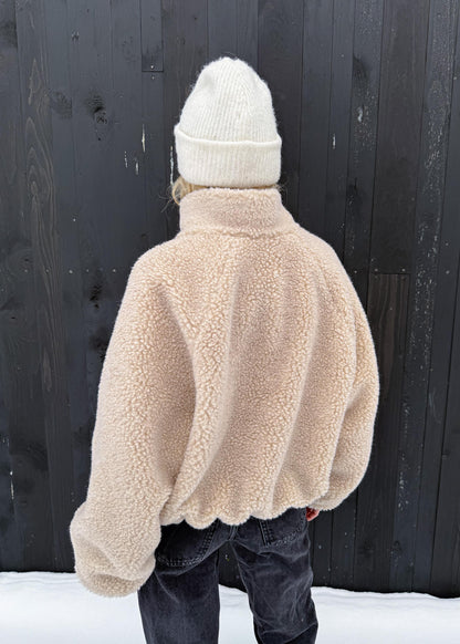 Tył beżowej kurtki  Lana, polar z wełny merino. Aside