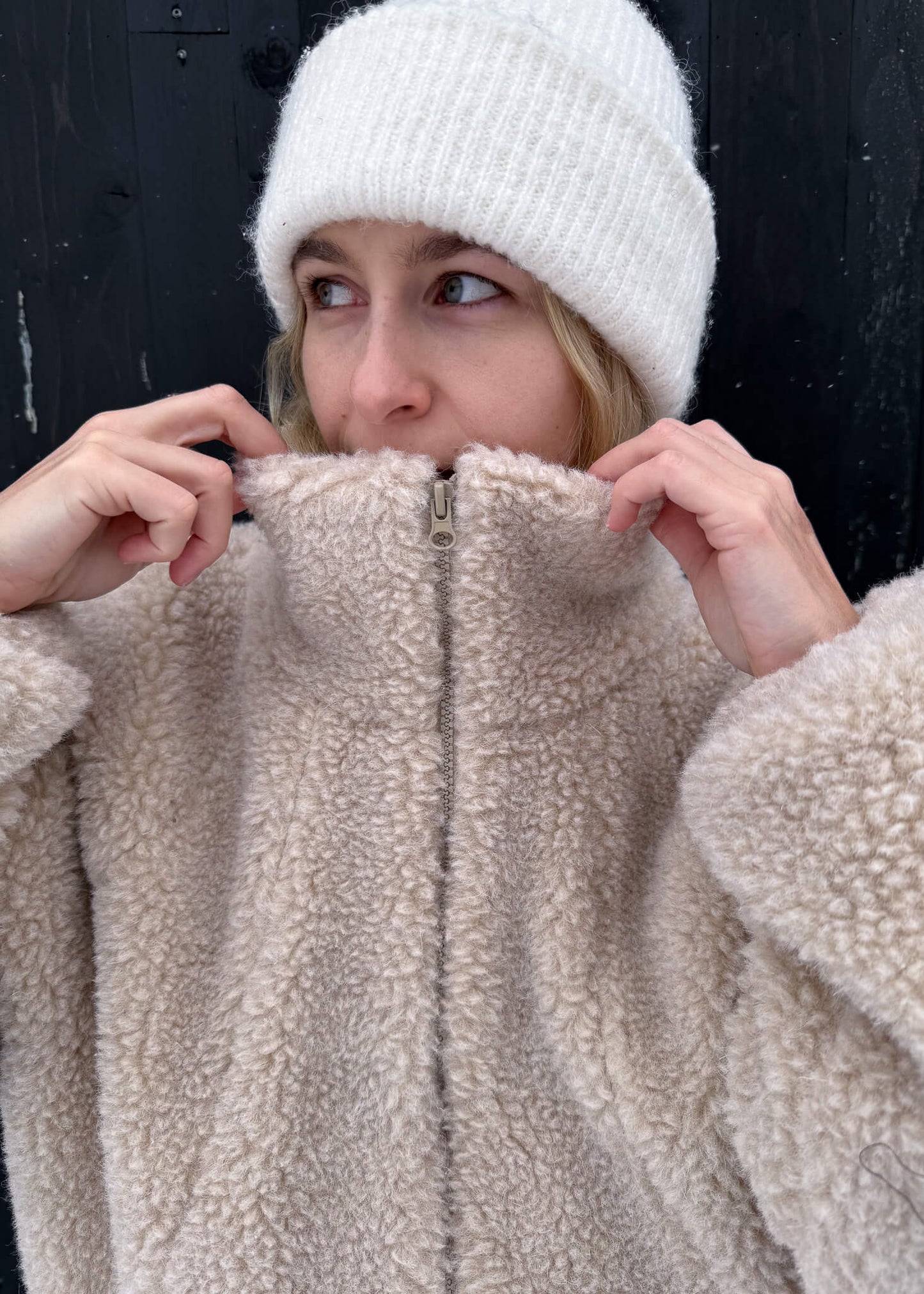 Kurtka polar napinana na zamek z wysokim kołnierzem. Aside 