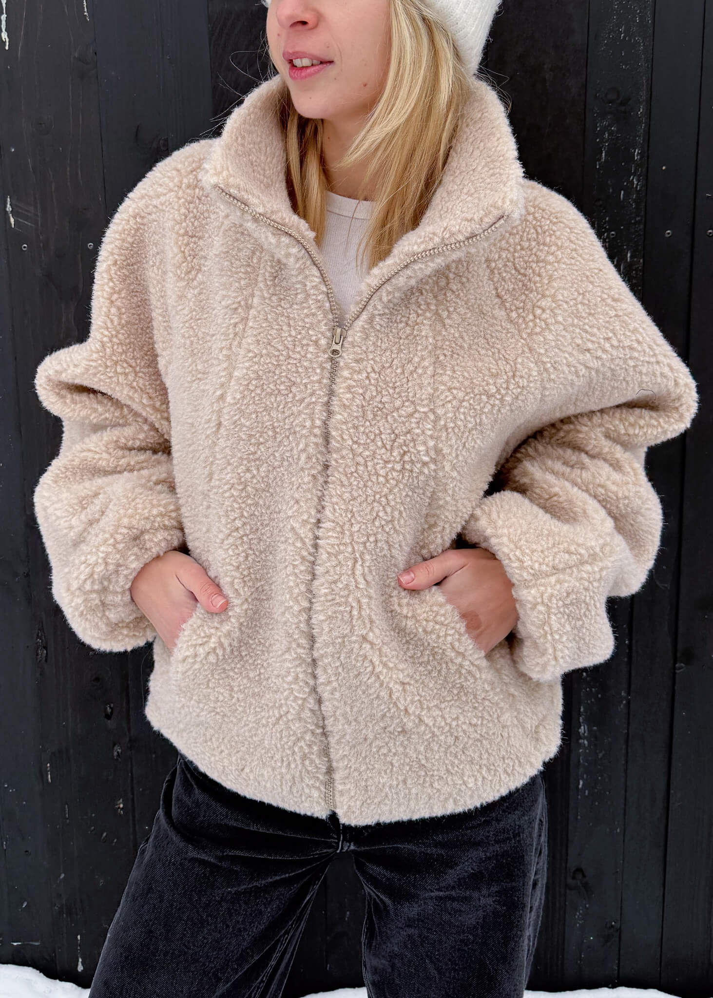 ASIDE - Kieszenie ukryte w szwie kurtki wełnianej Lana.