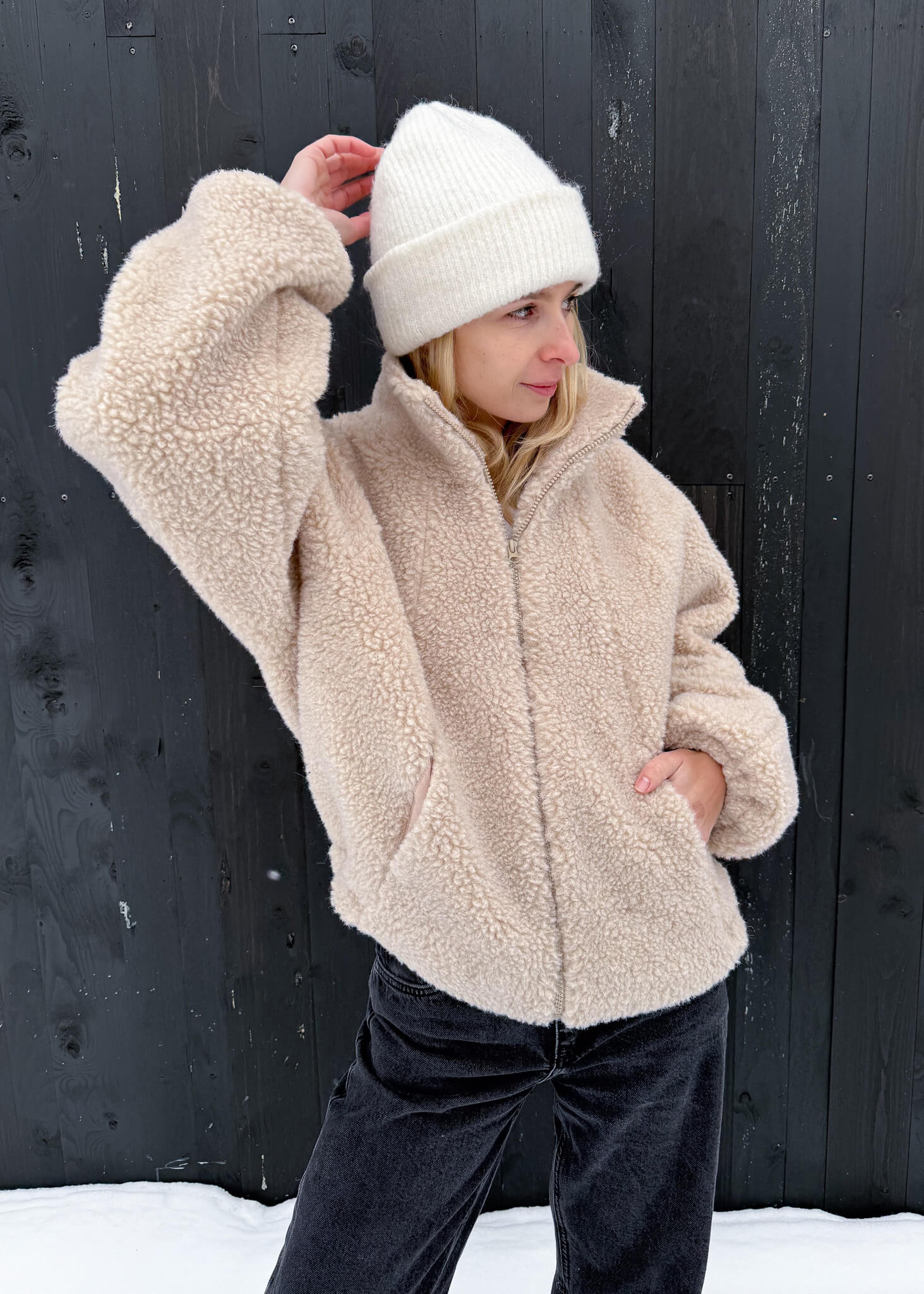 Beżowa kurtka z wełny merino Lana -zapinana na zamek, kieszenie, wysoki kołnierz. Aside