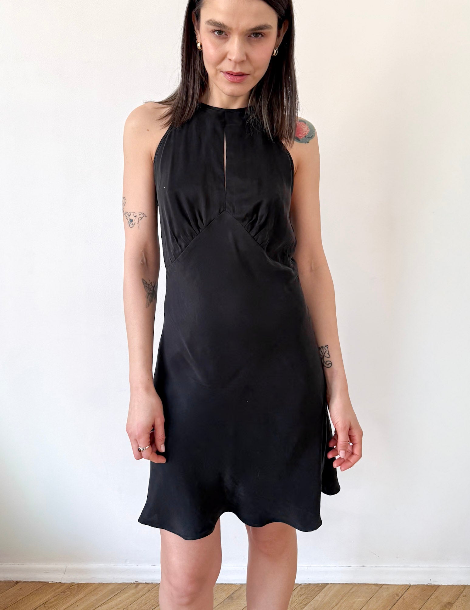 Czarna sukienka mini Luna ASIDE wiązana przy szyi z dekoltem halter