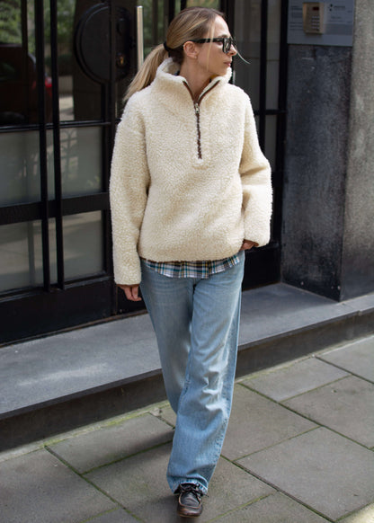 Wełniany polar bluza teddy w kolorze ecru na modelce z przodu Aside.