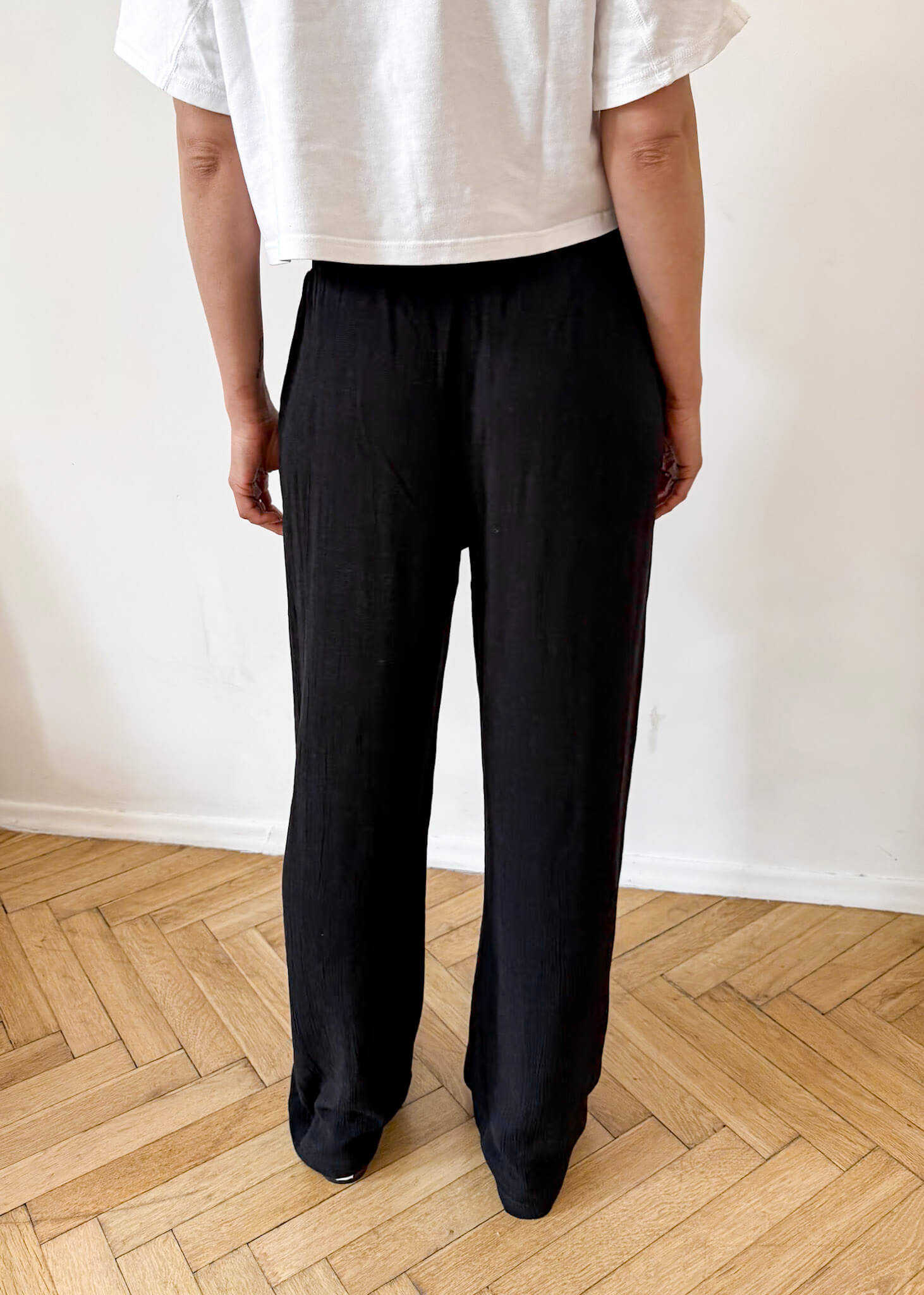 Spodnie Miko ASIDE z elastycznym pasem z tył na modelce