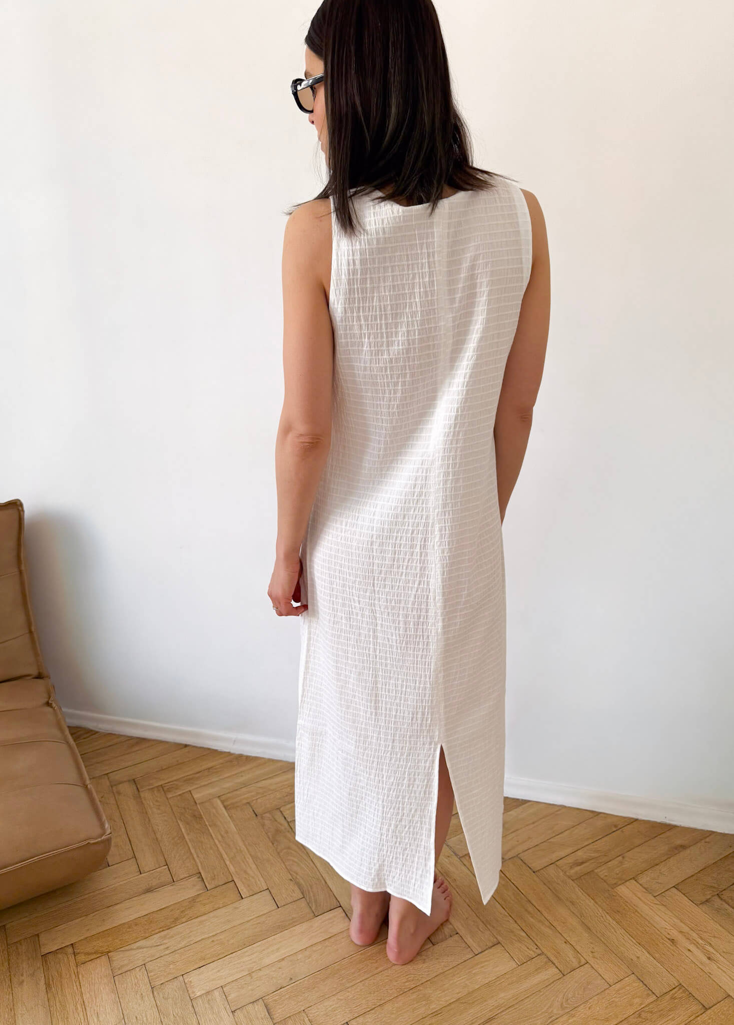 Minimalistyczna biała sukienka damska Willow ASIDE maxi z tyłu