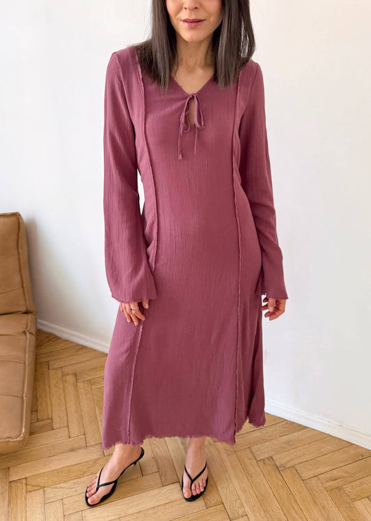 Malinowa sukienka maxi ASIDE Holly z wiązaniem przy dekolcie i rozkloszowanymi rękawami