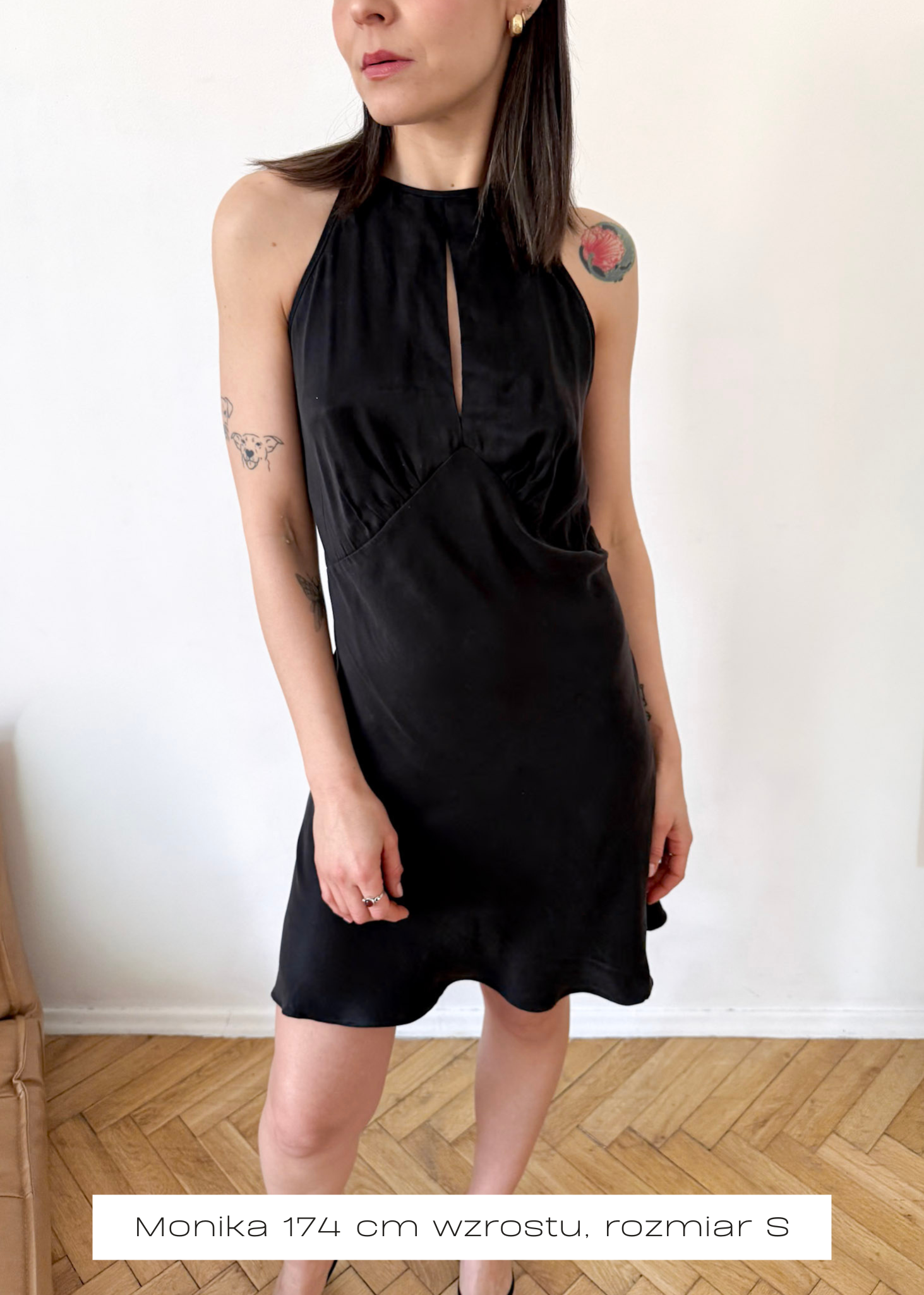 Czarna sukienka mini Luna ASIDE z dekoltem halter na modelce