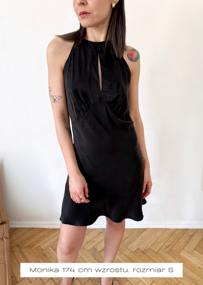 Czarna sukienka mini Luna ASIDE z dekoltem halter na modelce